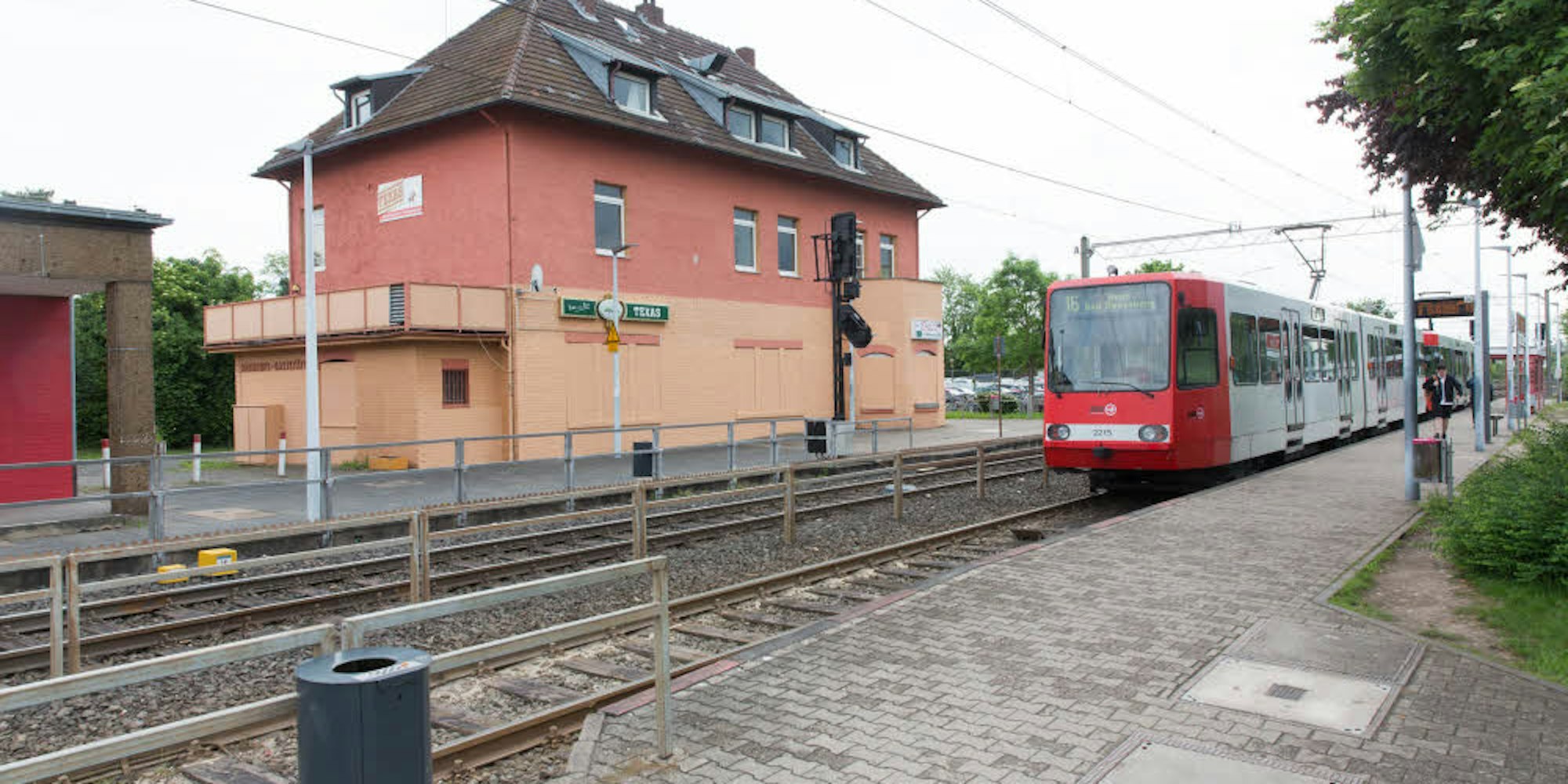 Die Haltestellen in Hersel, Uedorf und Widdig müssen so schnell wie möglich umgebaut werden, fordert der Bornheimer Bürgermeister. (Archivfoto)