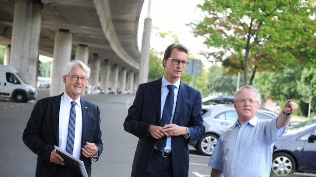 Landesverkehrsminister Hendrik Wüst (Mitte) besichtigte gestern mit Helmut Nowak (links) und dem Landtagsabgeordneten Rüdiger Scholz die Stelzenautobahn in Küppersteg.