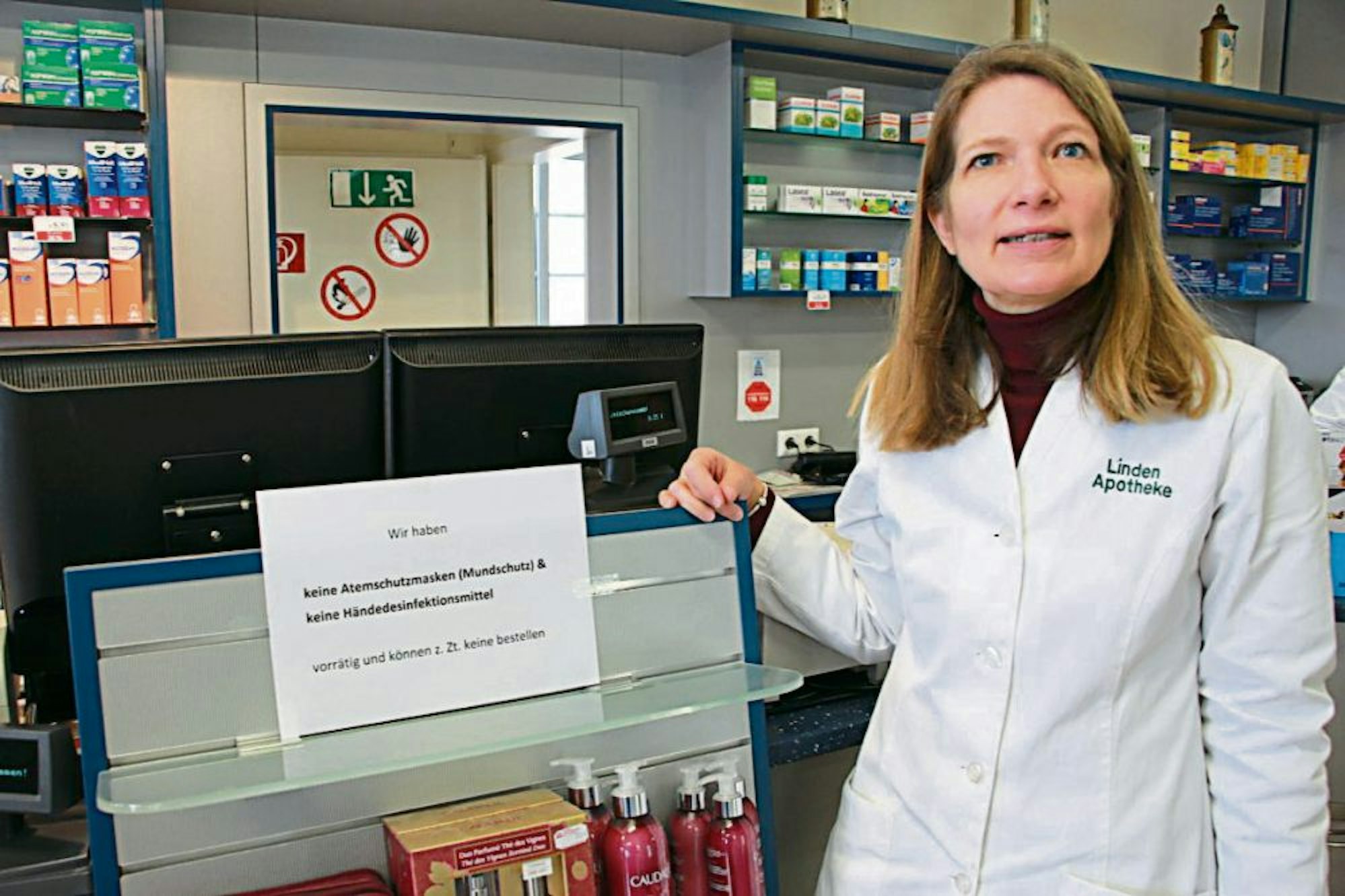 In der Apotheke von Dr. Julia Bolten-Hirsch gibt es zurzeit keine Mundschutzmasken und Händedesinfektionsmittel.