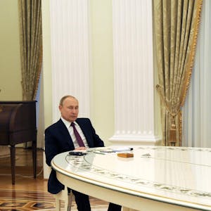 Putin Tisch Diplomatie