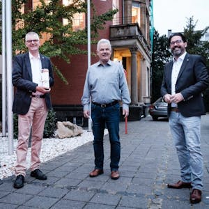 Bürgermeister Stefan Raetz mit seinem Nachfolger Ludger Banken (l.), der am 2. November ins Amt einführt wird, und Oliver Wolf (r.), der für die CDU angetreten war.
