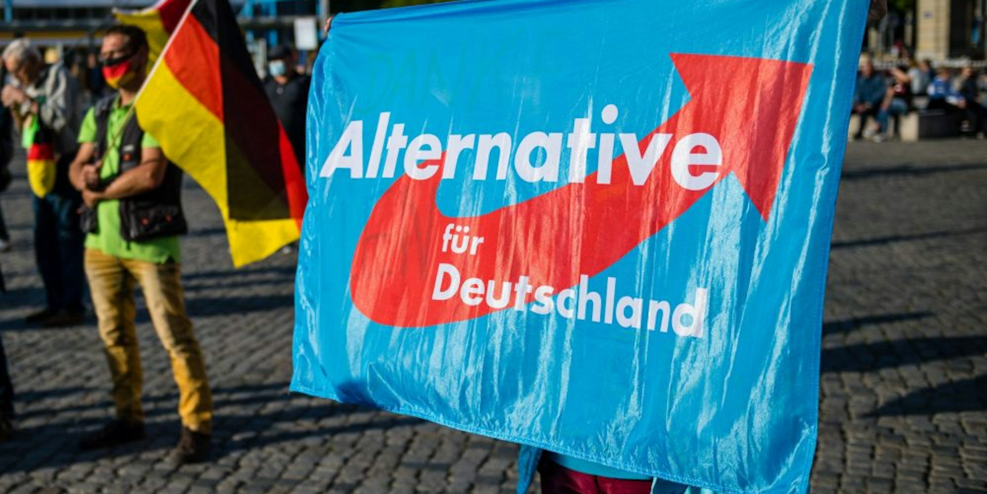 Unterstützer der AfD mit Partei- und Deutschlandfahnen
