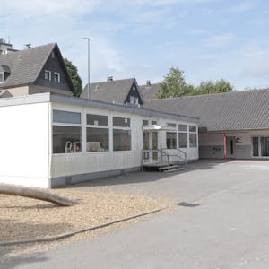 Der Pavillon auf dem Hof der Antoniusschule soll durch einen zweigeschossigen Modulbau ersetzt werden.