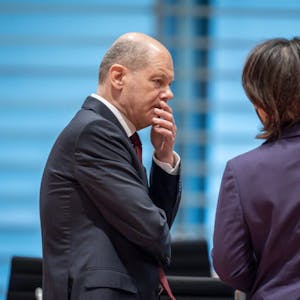 Bundeskanzler Olaf Scholz (SPD), spricht mit Außenministerin Annalena Baerbock (Bündnis90/Die Grünen).