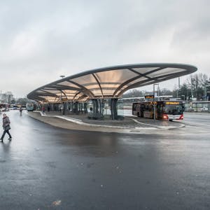 Manche steht trotzdem weiter im Regen: Sechs Haltestellen liegen am Rand des neuen Busbahnhofs in Wiesdorf.