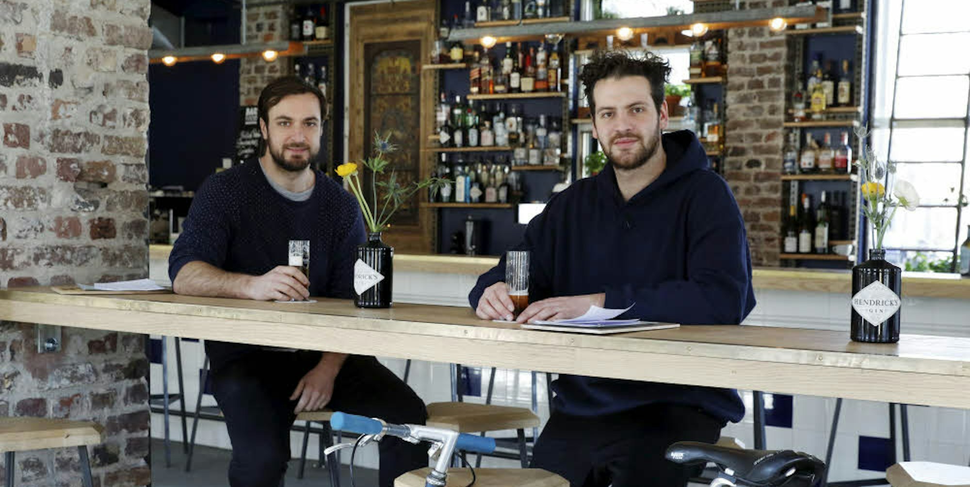Bumann-Inhaber Tobias Breit (l.) und Simon Kreiselmeyer in ihrer Bar.