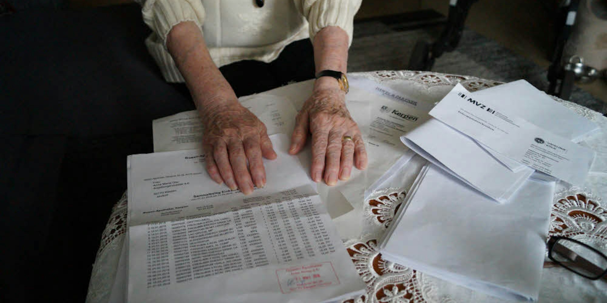 Rechnungen, Bescheide, Krankenakten liegen kreuz und quer auf dem Wohnzimmertisch von Anneliese Esser herum. Für die 85-Jährige ist es nicht leicht, den Überblick zu behalten.