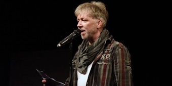 Der Gummersbacher liebster Poet: Stefan Unser wurde vom Publikum des ersten „Poetry Slam“ in der Halle 32 zum Sieger erkoren. In seinem Vortrag hatte er Audi-Fahrer geärgert.