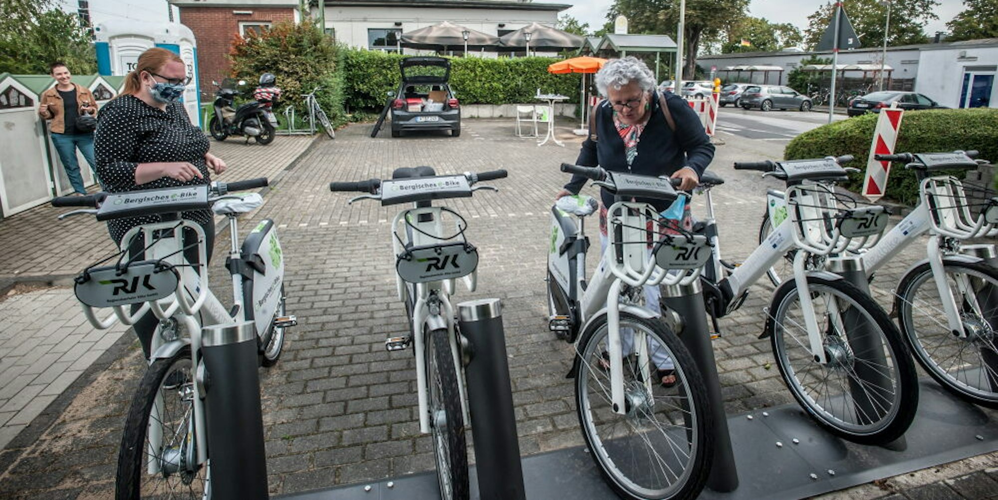 Mit frisch geladenen Akkus warten die Bergischen E-Bikes am Bahnhof Leichlingen auf ihre Nutzer.