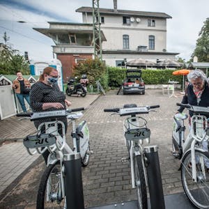 Mit frisch geladenen Akkus warten die Bergischen E-Bikes am Bahnhof Leichlingen auf ihre Nutzer.