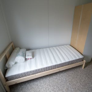 Ein Bett in einer Flüchtlingsunterkunft. (Symbolbild)