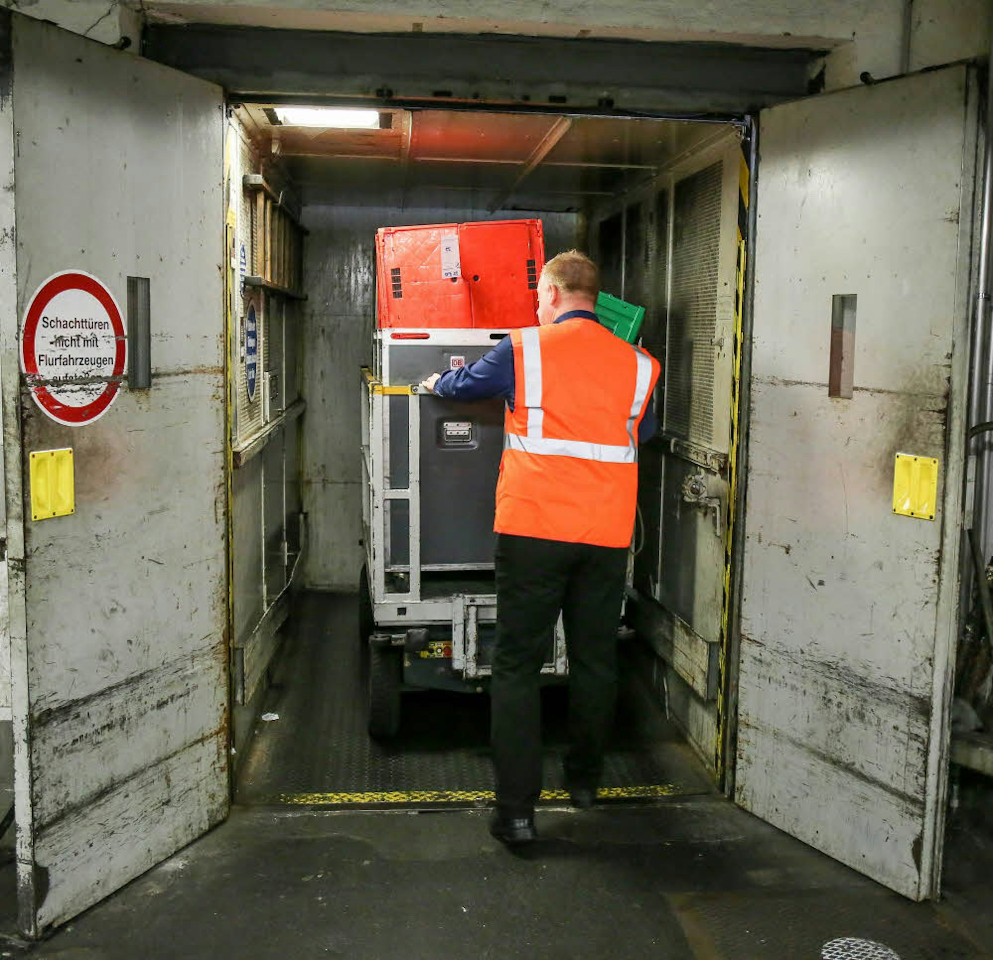 Jeder Zug erhält einen eigenen Container mit Ware, die Fahrer transportieren ihn mit dem Schlepper durch den Tunnel.