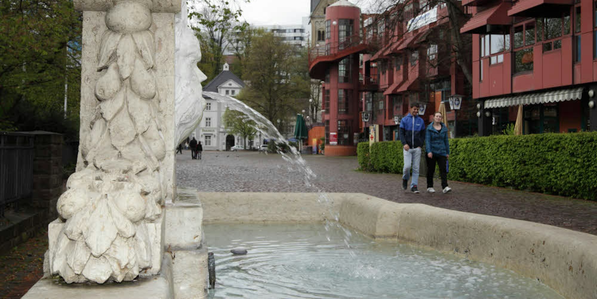 Immerhin: Seit 33 Jahren schon plätschert der Hildebrandsbrunnen nahe der Villa Zanders stetig vor sich hin.