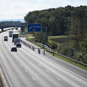 Auf der Autobahn rollt der Verkehr in Richtung Süden, die Abfahrt Erftstadt ist aber immer noch gesperrt.