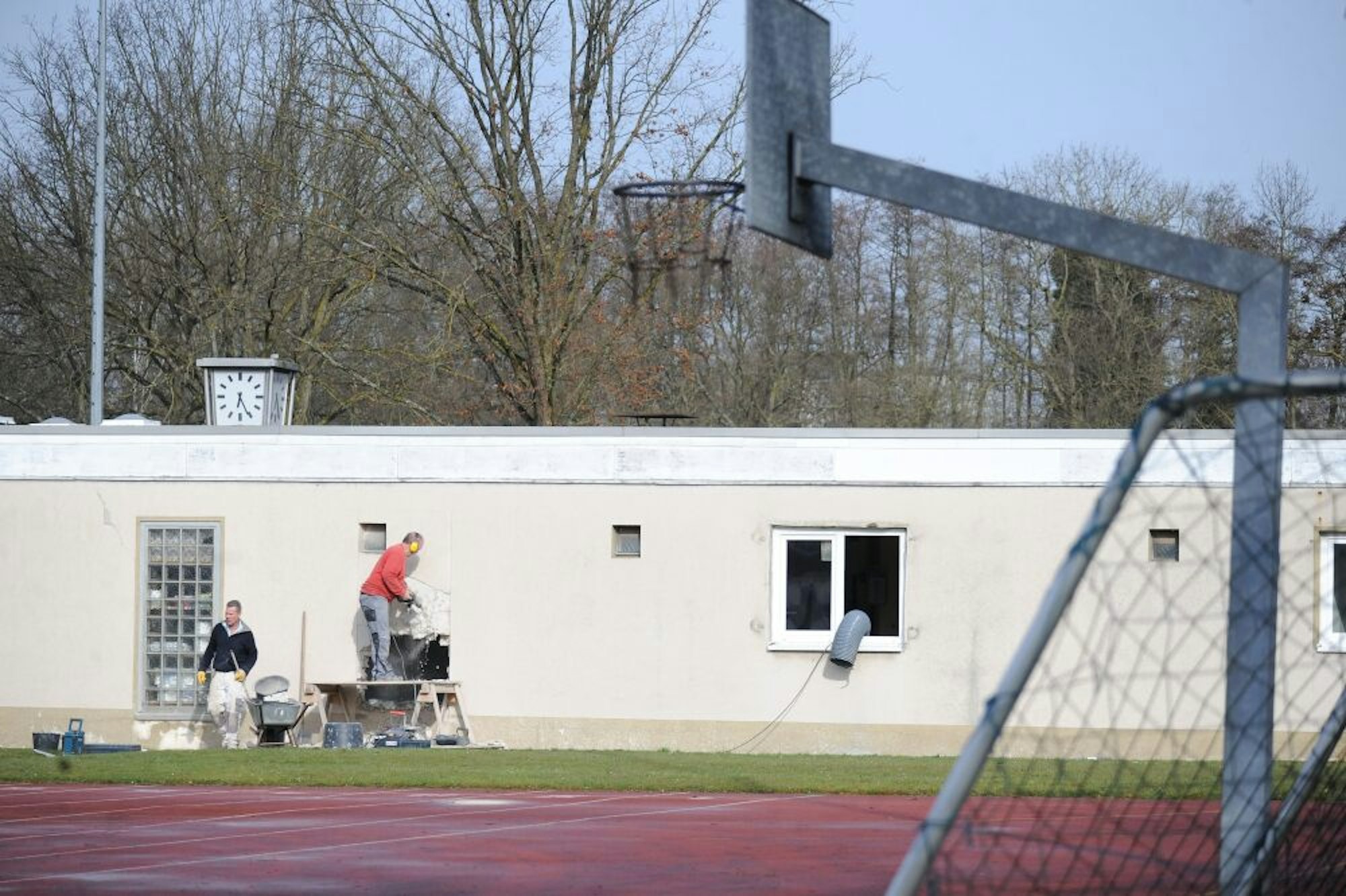 Es wird mehr Platz benötigt: Die Stadtverwaltung lässt momentan den Garderobentrakt des Sportzentrums in der Balker Aue umbauen, um dort weitere Räume für Kriegsflüchtlinge zu schaffen.