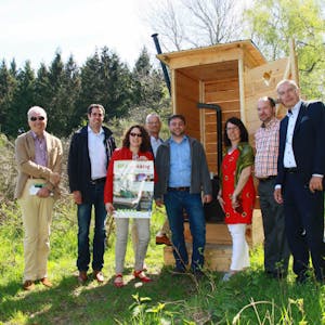 Die neuen Naturlagerplätze – inklusive Komposttoilette – stellten Vertreter von Naturpark und beteiligten Kommunen vor.