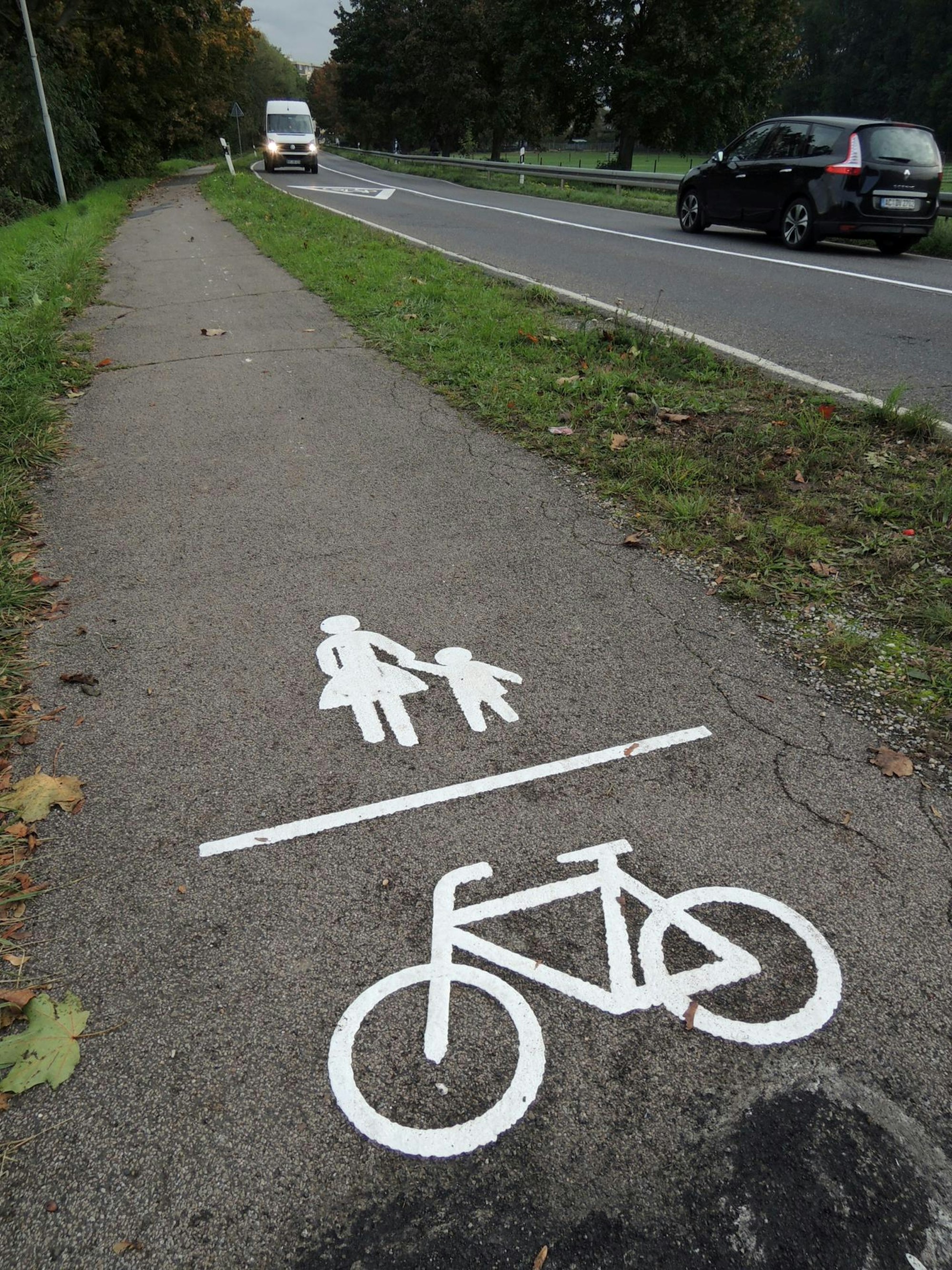 Durch die Markierungen auf der Straße und auf den Gehwegen sollen Radfahrer besser geschützt werden.