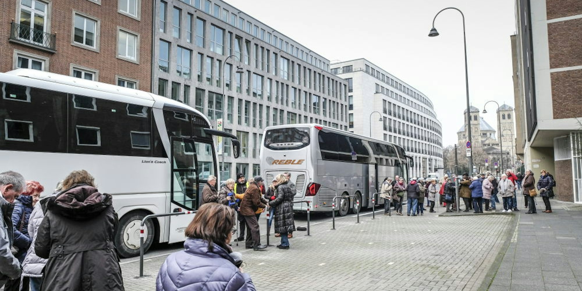 Die neue Haltestelle für Touristenbusse an der Gereonstraße muss seit Donnerstag genutzt werden.
