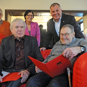 Christian Stark, Rolf Bachhausen und Rainer Finke wurden von Roswitha Süßelbeck und Bürgermeister Frank Steffes für ihre 50-jährige Mitgliedschaft in der SPD geehrt.
