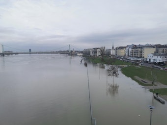 Rheinufer Mülheim steht unter Wasser (1)
