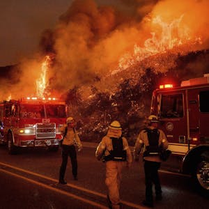 Löscharbeiten nach einem Waldbrand in den USA