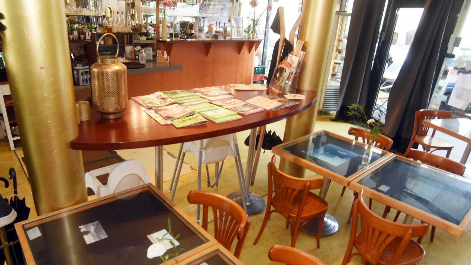Tische und Stühle in einem Café