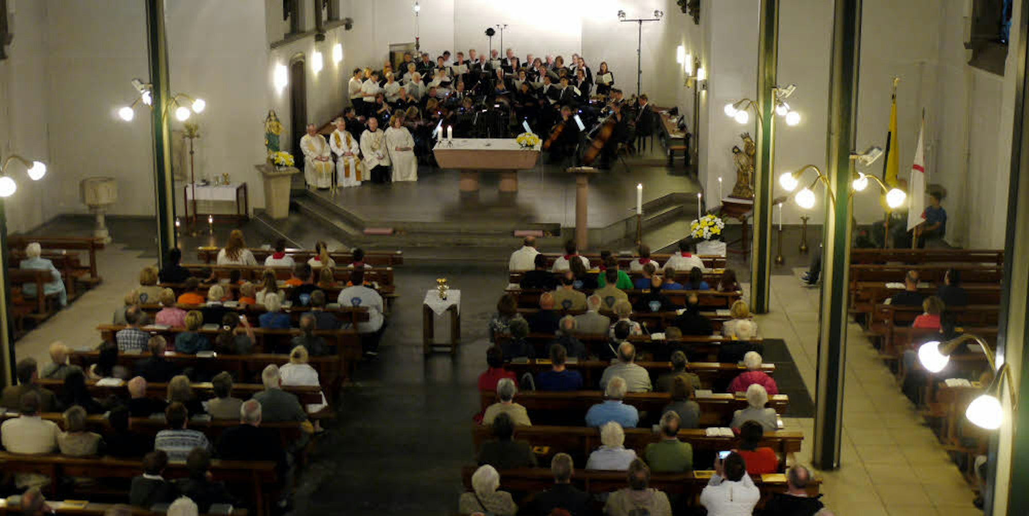 Mit einer Festmesse mit großem Chor und Orchester startete das Jubiläum von St. Marien – dazu wurde auch die „Pietà“ aus der Kapelle geholt.