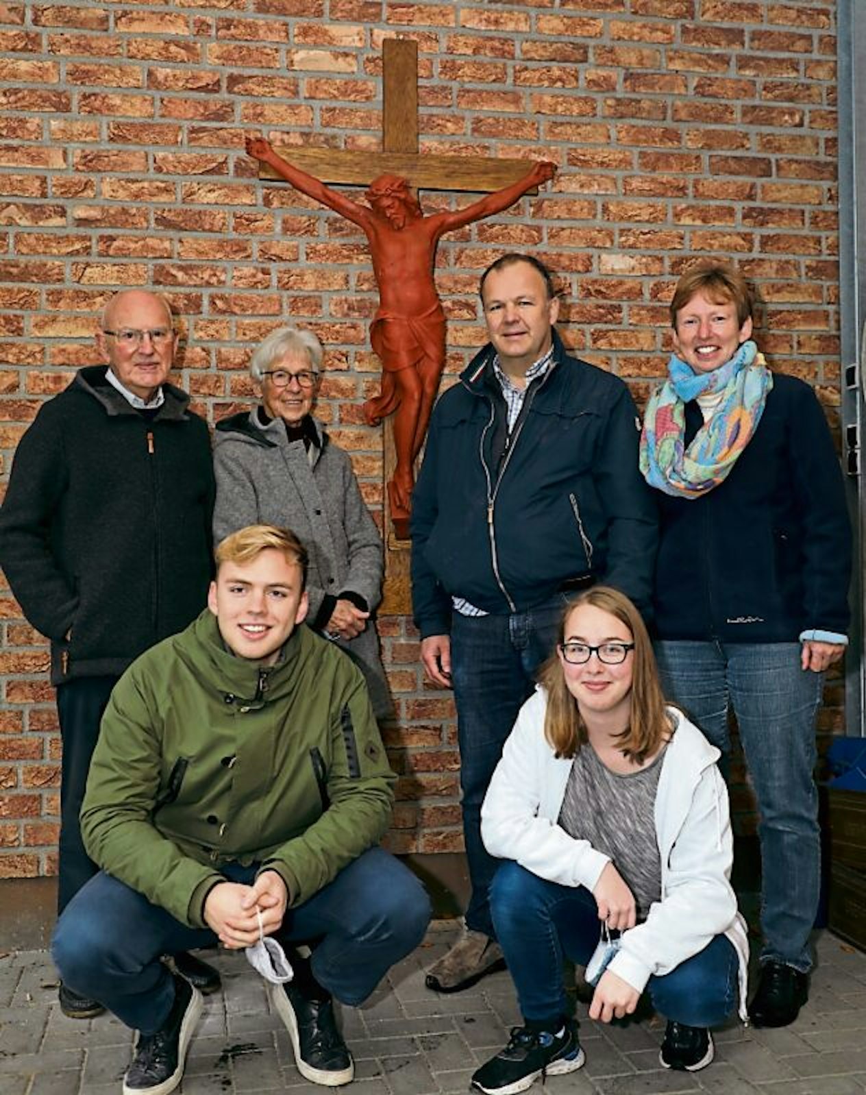 Ein Teil der Familie vor dem Original: (hinten, v.l.) Josef, Angela, Christian und Anja Haupts, vorne: Peter und Katharina.