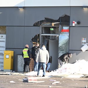 Die Wucht der Detonation war im Februar bei der Sprengattacke auf den Geldautomaten am Dürscheider Supermarkt deutlich zu sehen – die nächsten Anwohner waren glücklicherweise weit genug weg.