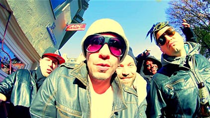 Die Kölner Rapper Mirko Polo, Def Benski ("Die Firma") und Paco Mendoza haben mit dem Bläserspezialisten Til Schneider das Lied mit dem simplen Titel "Kölle" produziert und dazu ein klasse Video gedreht.