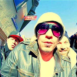 Die Kölner Rapper Mirko Polo, Def Benski ("Die Firma") und Paco Mendoza haben mit dem Bläserspezialisten Til Schneider das Lied mit dem simplen Titel "Kölle" produziert und dazu ein klasse Video gedreht.