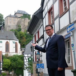 „Blankenheim ist eine einzigartige Gemeinde“, sagt Bürgermeister Rolf Hartmann mit Blick auf Kirche und Burg. Er kündigte an, dass er nach 16 Jahren nicht mehr kandidieren werde.