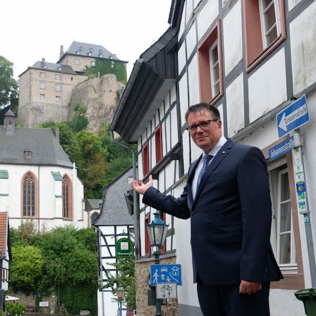 „Blankenheim ist eine einzigartige Gemeinde“, sagt Bürgermeister Rolf Hartmann mit Blick auf Kirche und Burg. Er kündigte an, dass er nach 16 Jahren nicht mehr kandidieren werde.