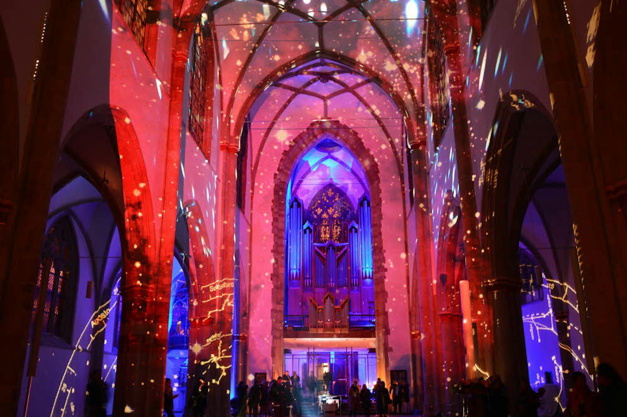Während der Severinale im September wird es in der Severinskirche wieder eine Lichtinstallation geben.
