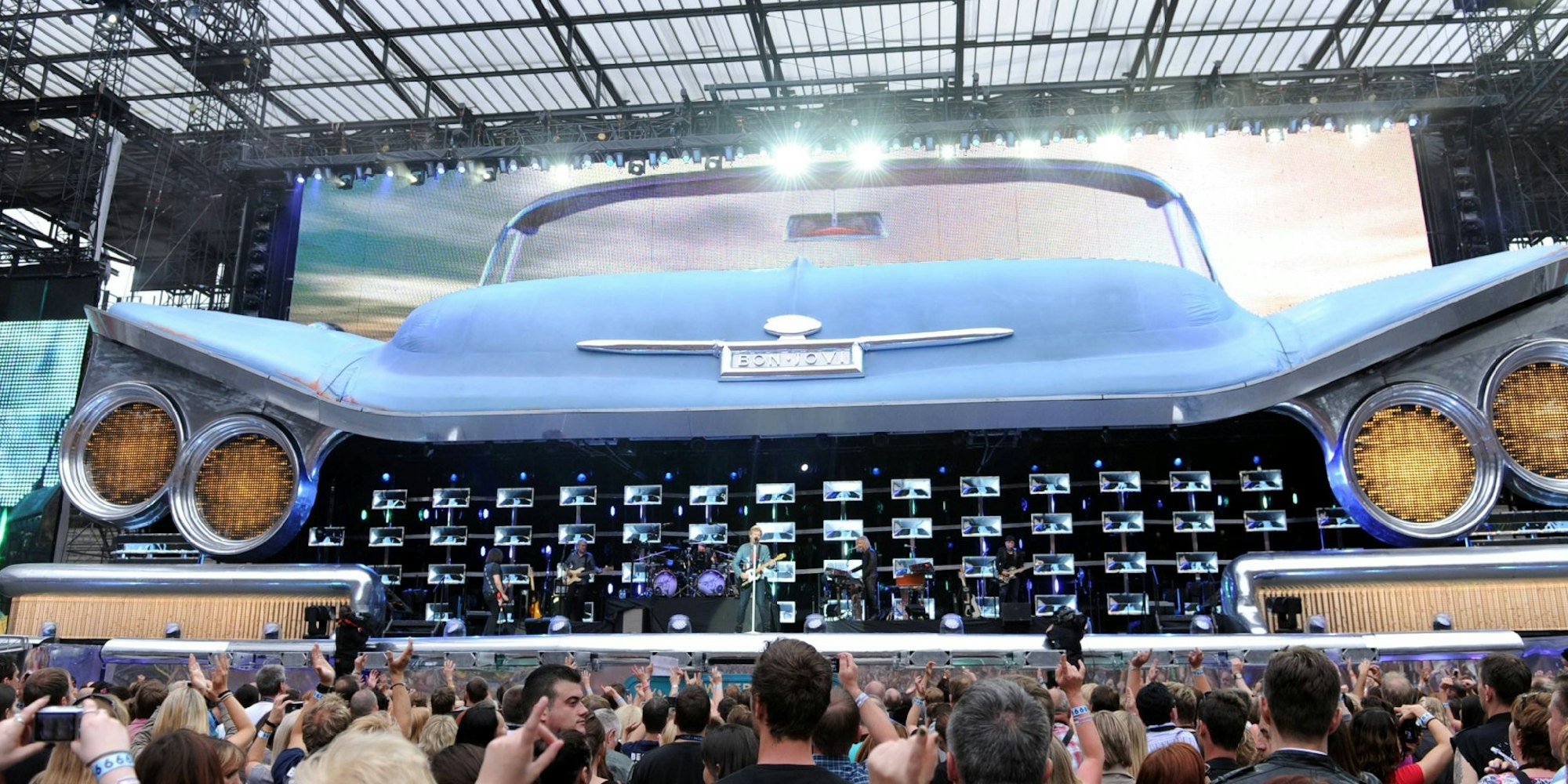 Kaum zu sehen vor der riesenhaften Bühnenkonstruktion: Jon Bon Jovi bei seinem Konzert im Kölner Rhein-Energie-Stadion.