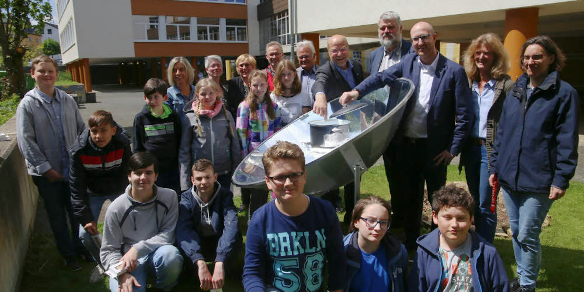 Einen Solarkocher konnten sich die Projektkurse des Sturmius-Gymnasiums dank der Spende leisten.