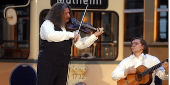 Das Kölner Klezmer-Tov-Ensemble um den Geiger Igor Epstein spielte im Straßenbahn-Museum.