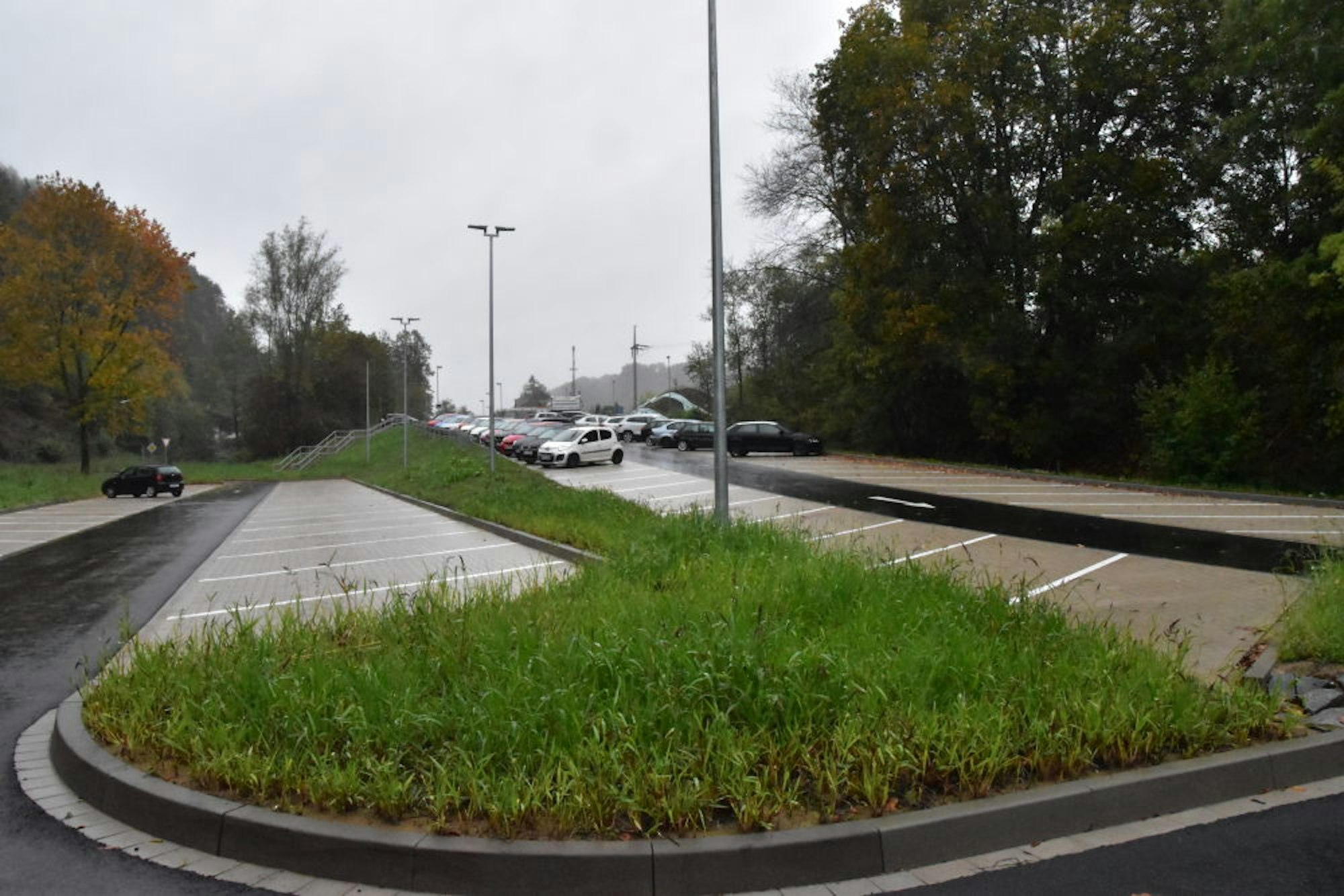 100 Pendler-Parkplätze am Bahnhof in Herchen warten laut Bürgermeisterin Gauß nur noch auf die offizielle Einweihung.
