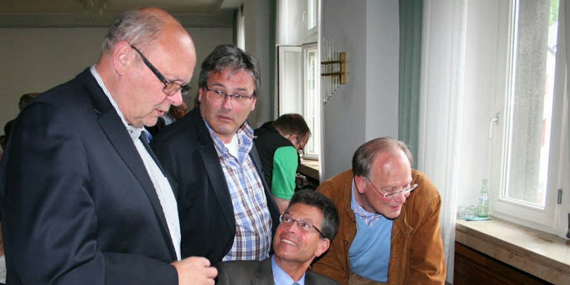 FDP-Spitzenkandidat Günter Kirchner (l.) im Gespräch mit den CDU-Politikern Ludger Müller und Bürgermeister Alexander Büttner. (Foto: Schmitz)