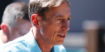 CIA-Direktor General David Petraeus müsste beweisen, dass seine Affäre mit Paula Broadwell erst anfing, als er den aktiven Dienst bereits verlassen hatte.