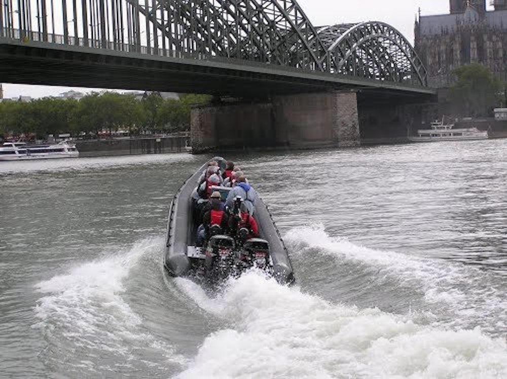 Schnell auf dem Rhein unterwegs: mit dem Speedboat.