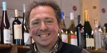 Klaus Rüsing mit einem Silvaner Castell: Für ihn ist der Spaß am Wein das Wichtigste.