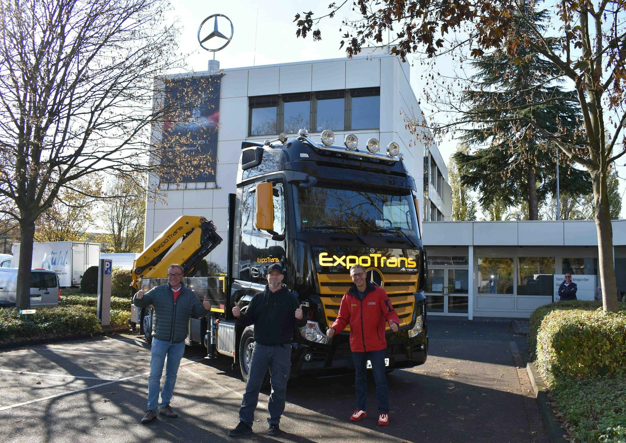 Jakowski (M.) freut sich mit Kai-Peter Hoh (Verkaufsleiter Lkw Rheinland Mercedes-Benz) und Marcus Walter (Walter Fahrzeugbau Köln) über seinen neuen Actros MP 5.