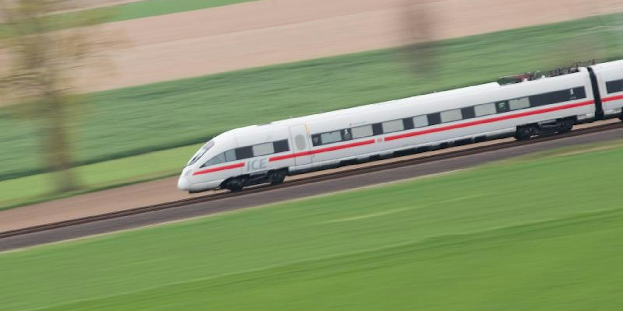 Ein ICE der Deutschen Bahn fährt durch eine Landschaft. (Symbolfoto)