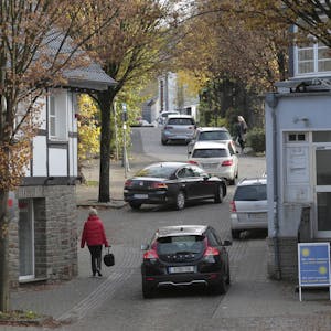 Im Ortskern gebe es oft nur wenig Raum für Fußgänger und kaum Flächen ohne Autos, kritisierten Teilnehmer des Fußverkehr-Checks.
