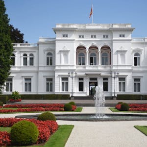 Für die ARD-Filmreihe „Meine Mutter...“ drehten Diana Amft, Stephan Luca und Margarita Broich auch in Bonn. Die Villa Hammerschmidt bot dabei einen Drehort.