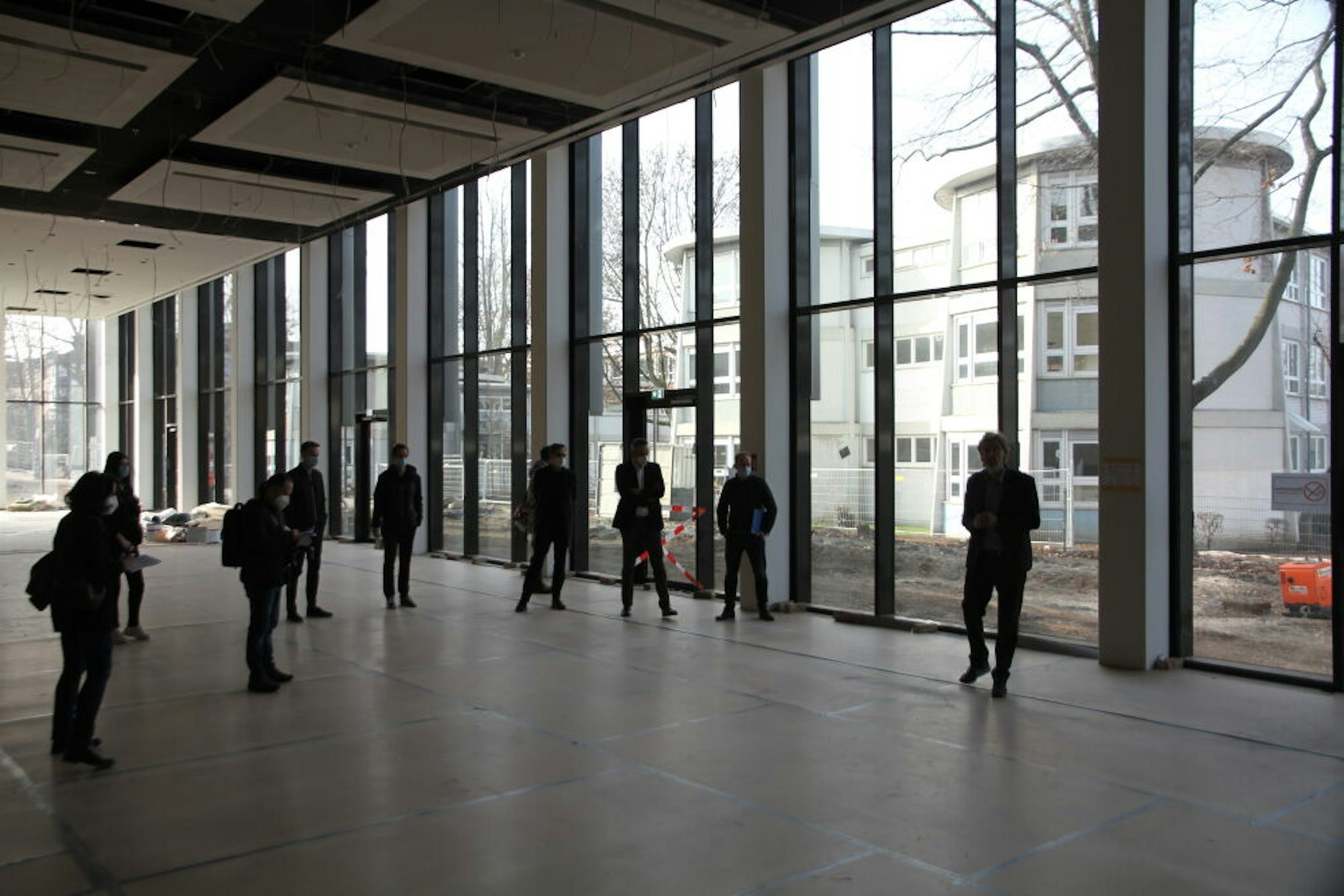 Aus dem neuen Saal öffnet sich der Blick zum Gymnasium Alleestraße. Er bietet Platz für 320 Gäste an Tischen.