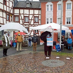 Mitglieder der Euskirchener Seebrücke demonstrierten anlässlich des europaweiten Aktionstags ihrer Initiative auf dem Alten Markt für ihr Anliegen.