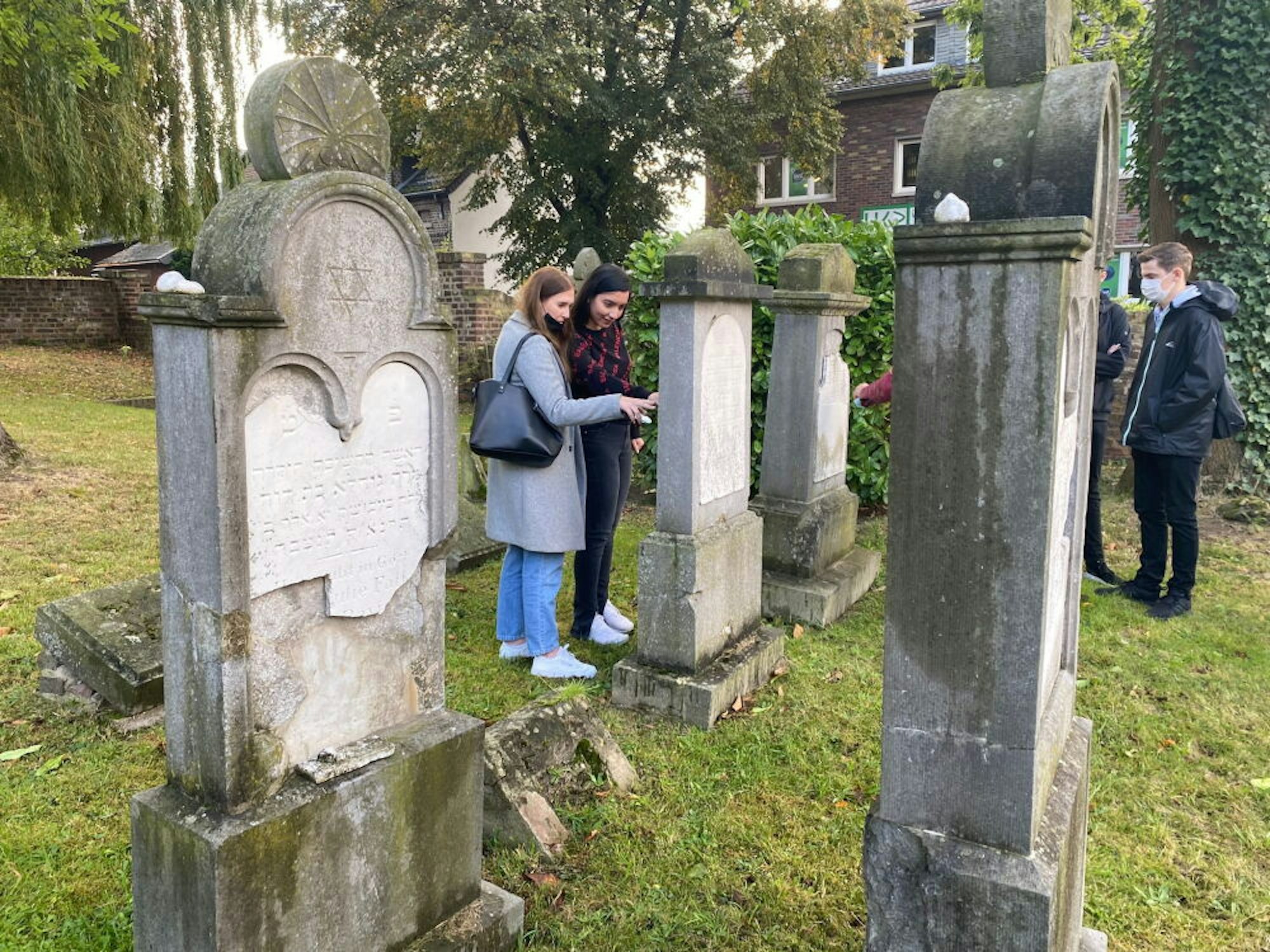 Die Schülerinnen und Schüler der Gesamtschule Bergheim besuchten auch den jüdischen Friedhof.