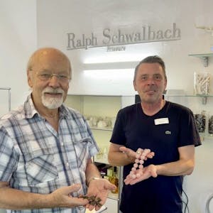Goldschmied Herbert Schmelzer unterstützt Ralph Schwalbach bei seiner Spendenaktion „Schmuckstücke im Salon.“